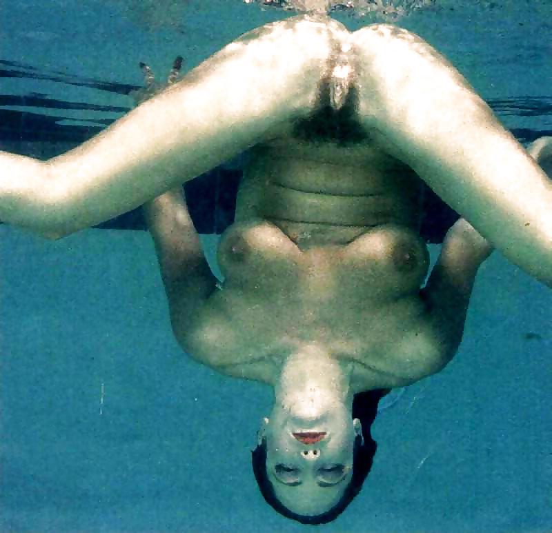 25P Underwater Pussy (1)