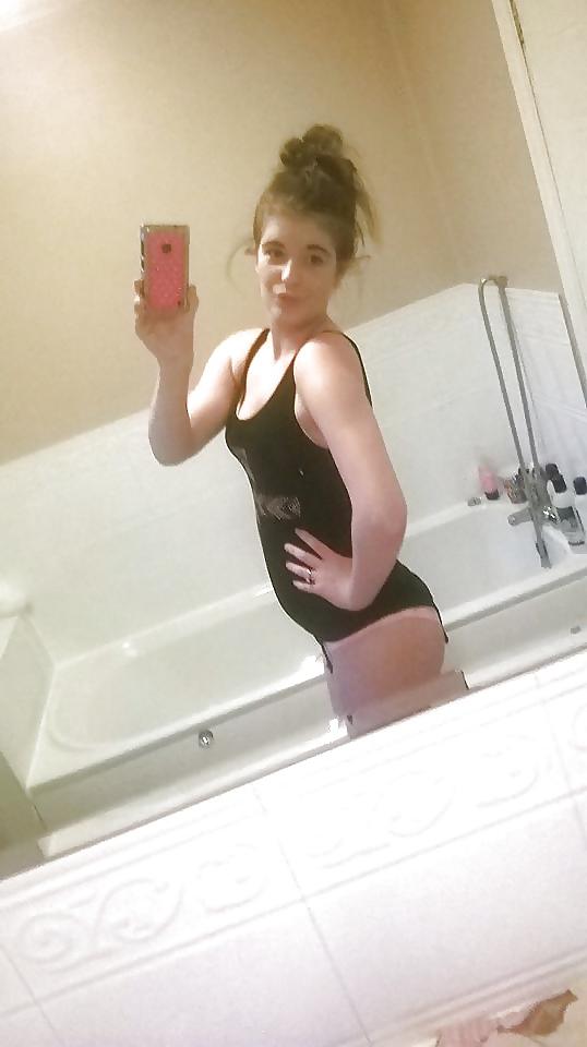 18P UK  British Young mom who cheats on her BF SEXY LEGS!