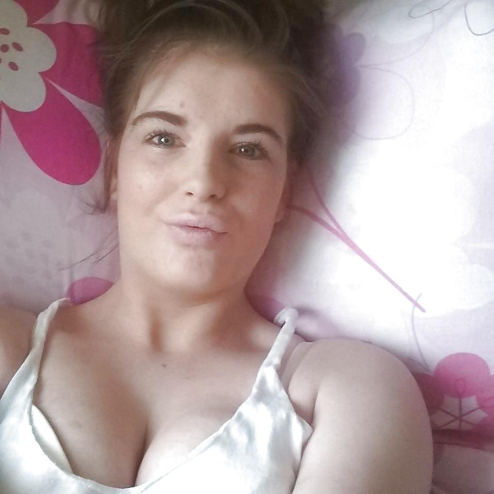 18P UK  British Young mom who cheats on her BF SEXY LEGS!