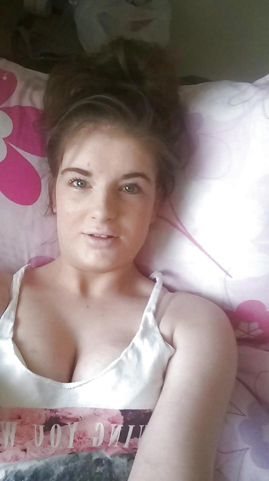 18P UK  British Young mom who cheats on her BF SEXY LEGS!