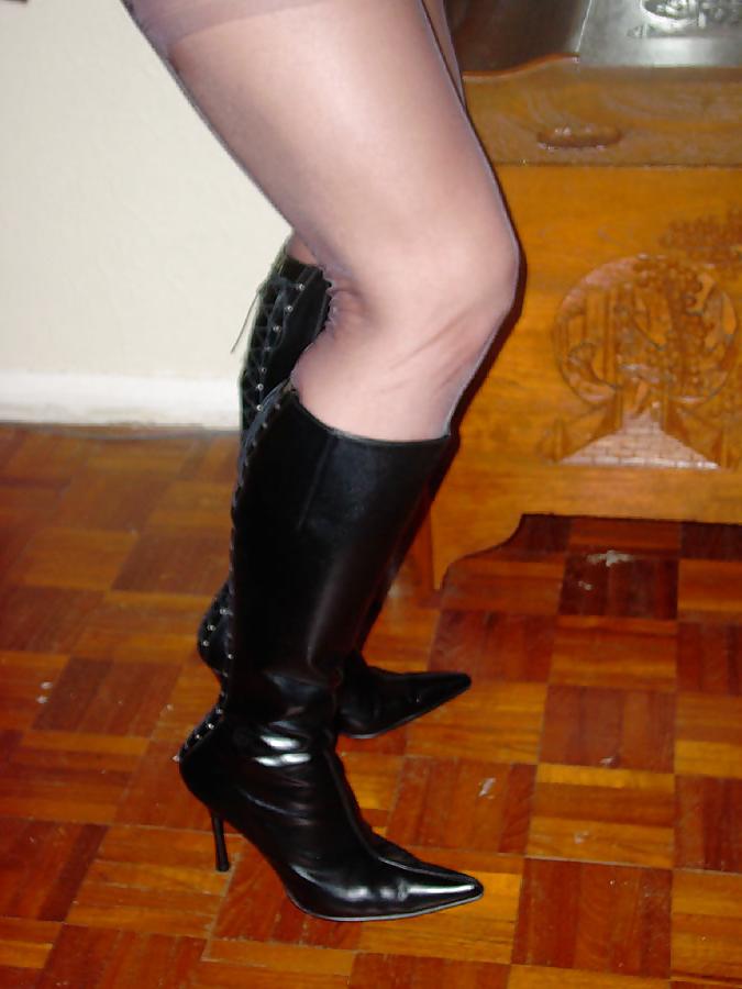 25P Mature redhead lady here and there