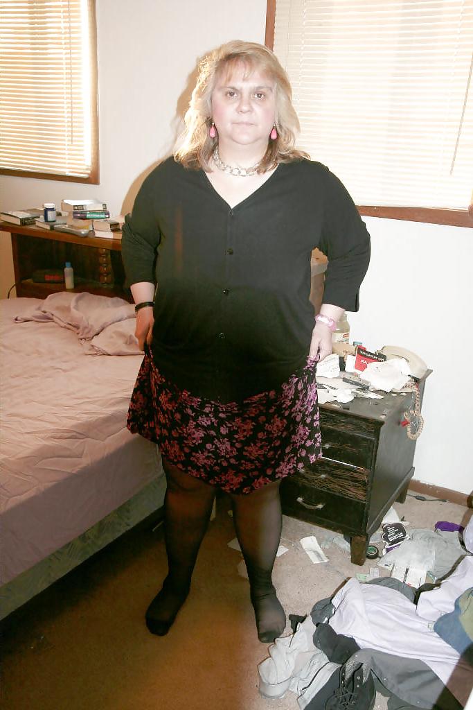 25P BBW Mary Poses In Her Pantyhose 
