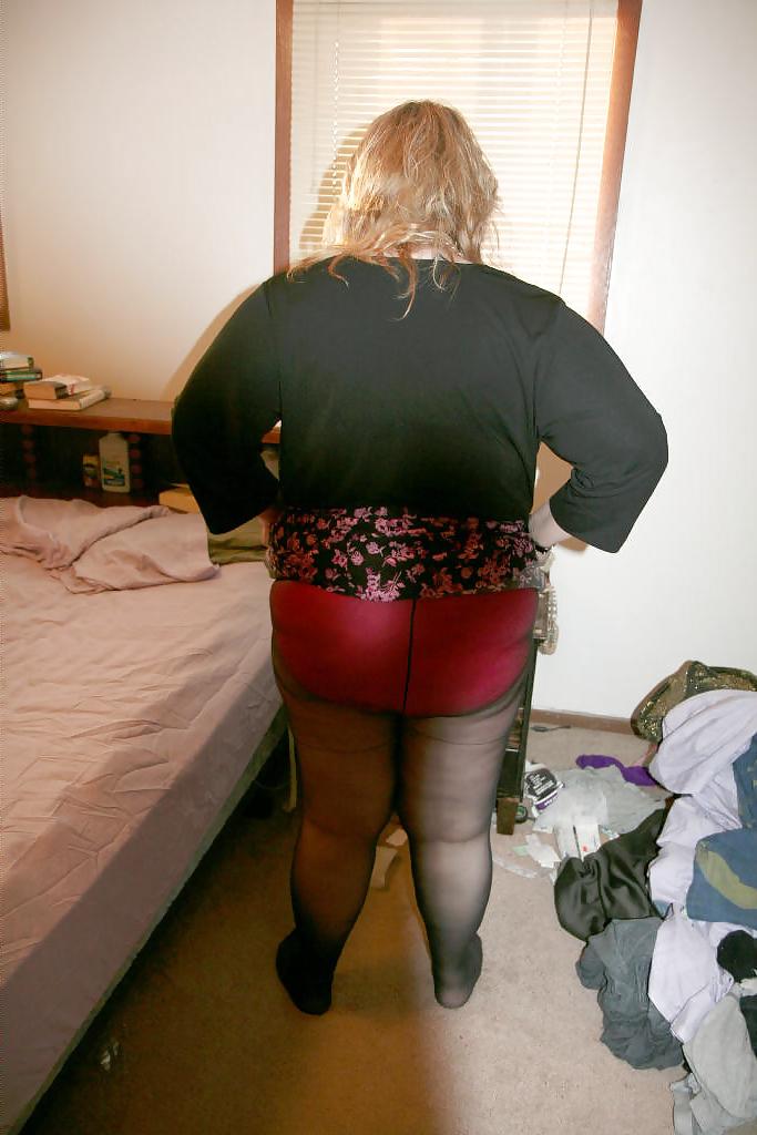 25P BBW Mary Poses In Her Pantyhose 