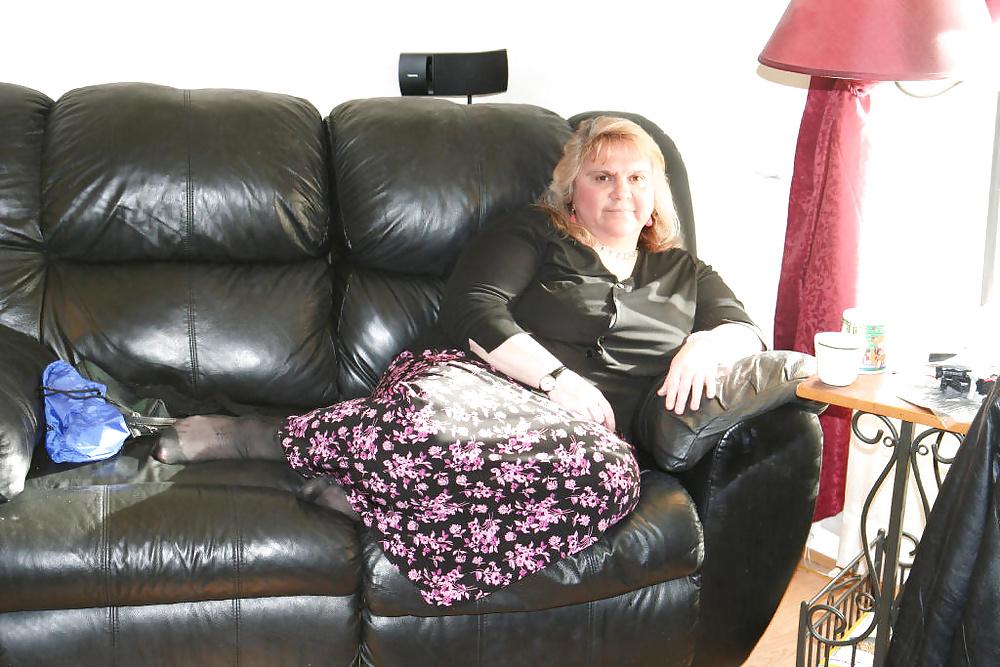 25P BBW Mary Poses In Her Pantyhose 