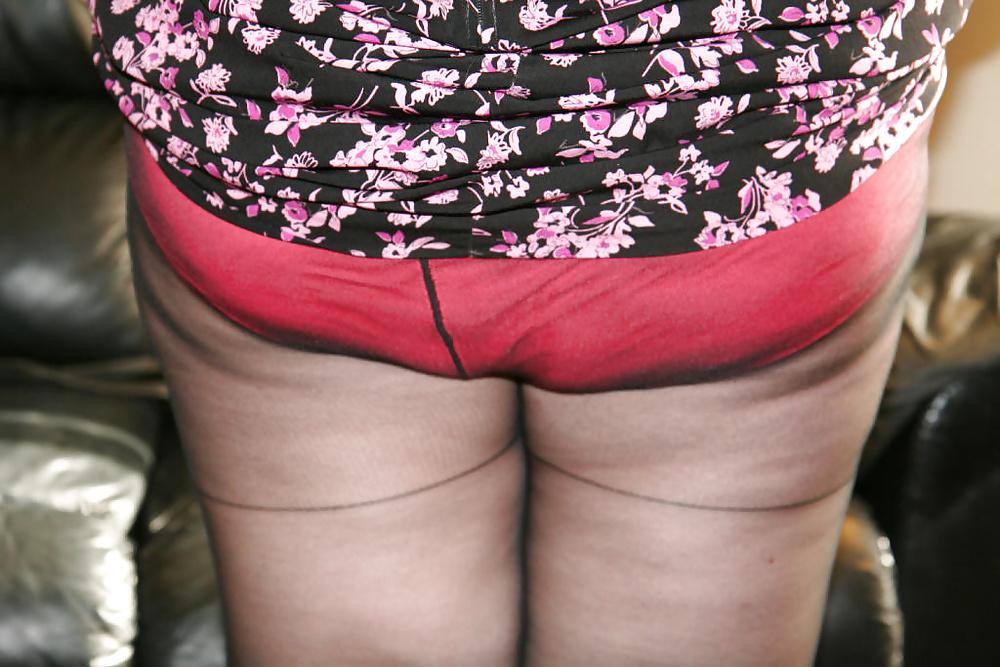 25P BBW Mary Poses In Her Pantyhose 
