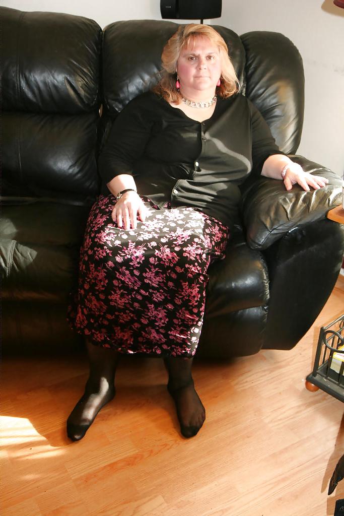 25P BBW Mary Poses In Her Pantyhose 