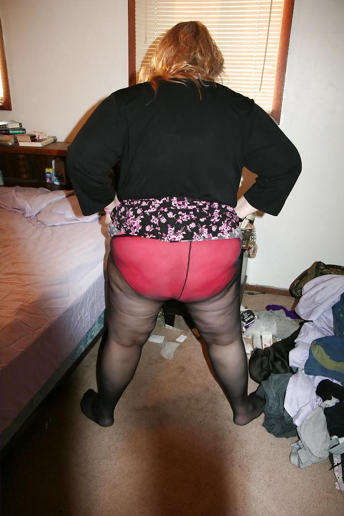 25P BBW Mary Poses In Her Pantyhose 