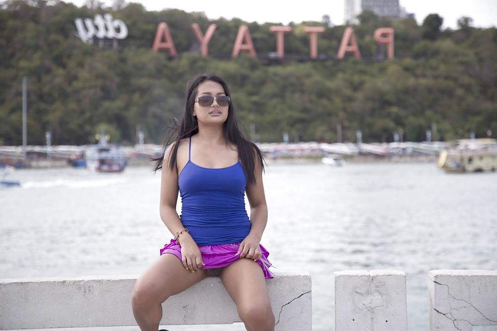16P Shows her pussy in public
