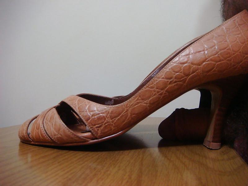 25P Scarpin peep toes salto alto croco marrom Spot