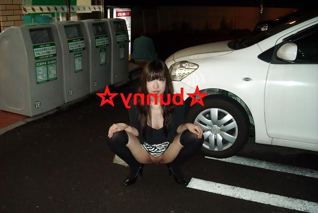 22P Japanese girl flashing pussy in public