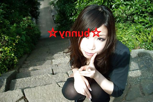 22P Japanese girl flashing pussy in public