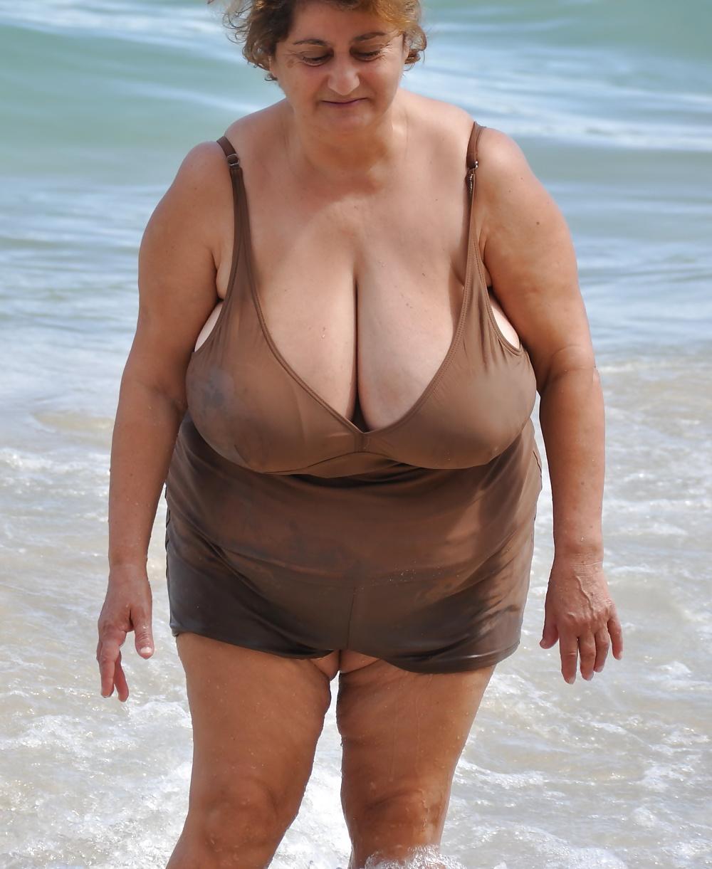 8P Massive BBW Beach Hanging Mommy Tits