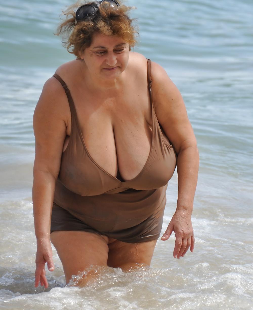 8P Massive BBW Beach Hanging Mommy Tits