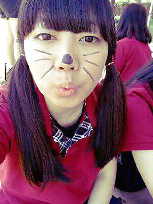 17P Korean girl shows pussy