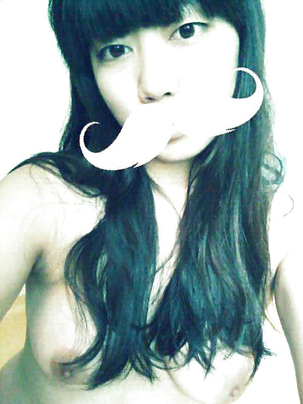17P Korean girl shows pussy