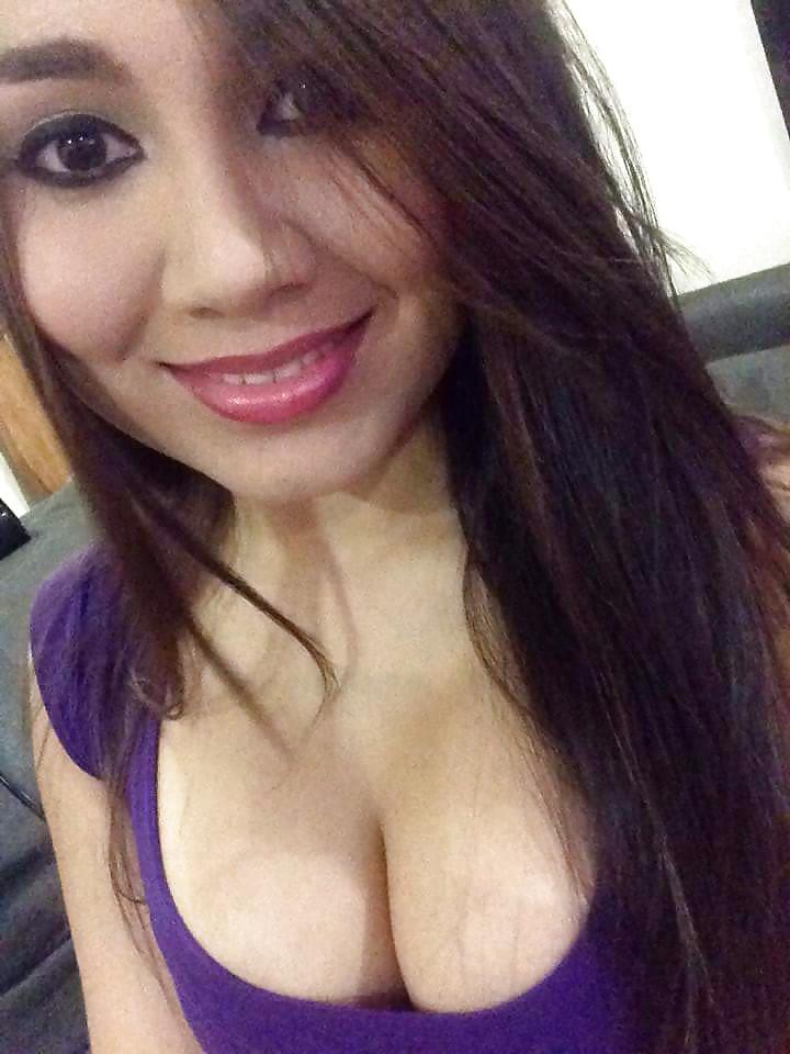 25P Amazing Cleavage