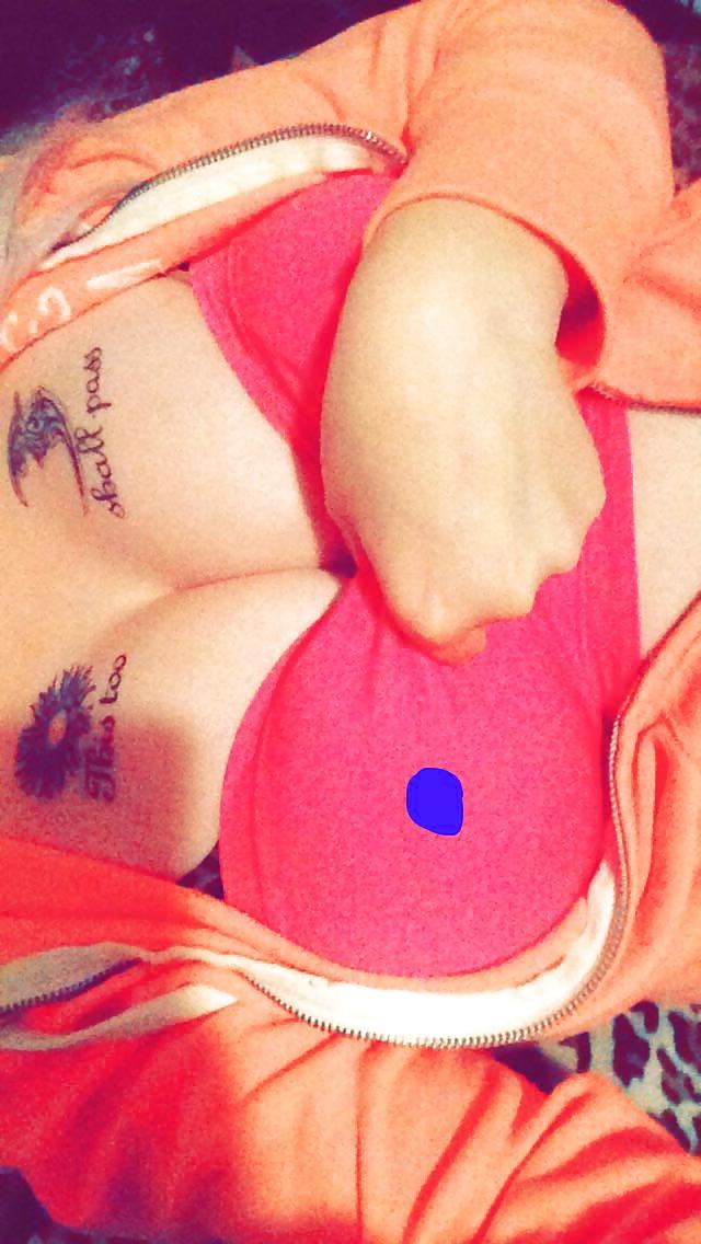 25P Amazing Cleavage