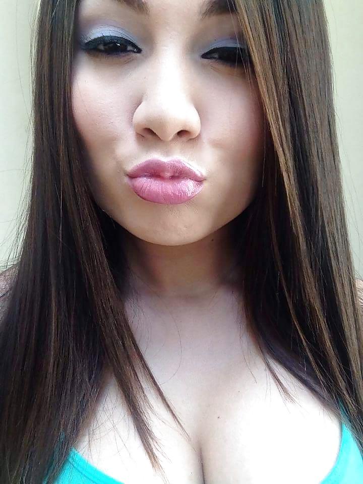 25P Amazing Cleavage