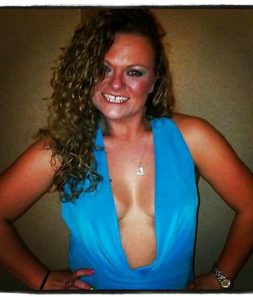 25P Amazing Cleavage