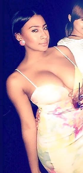 25P Amazing Cleavage