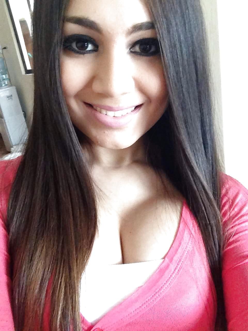 25P Amazing Cleavage