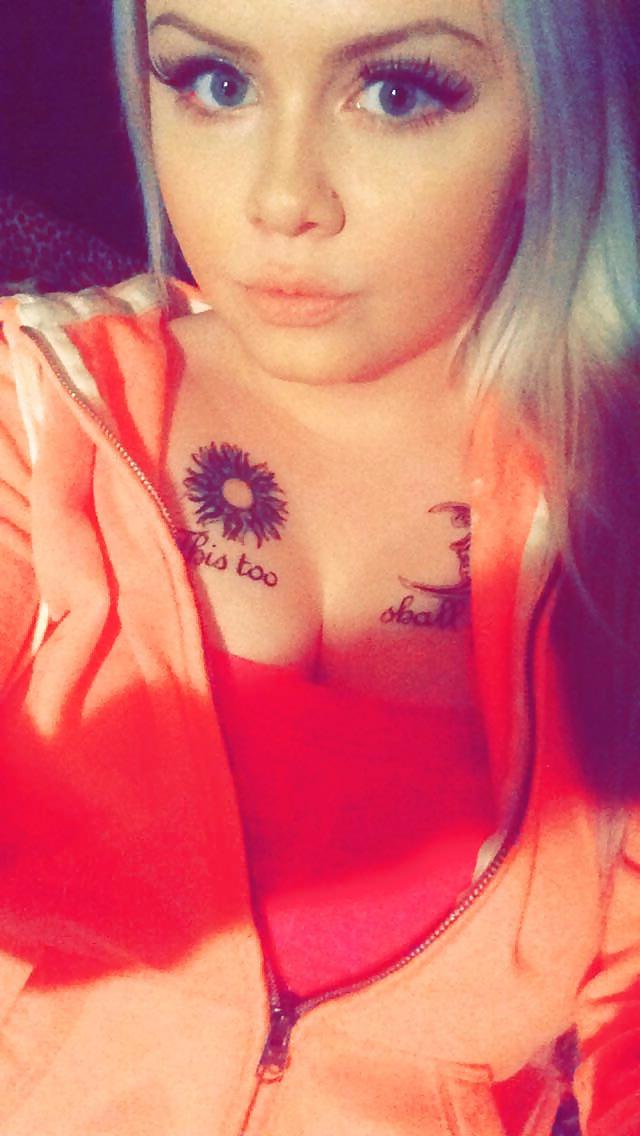 25P Amazing Cleavage