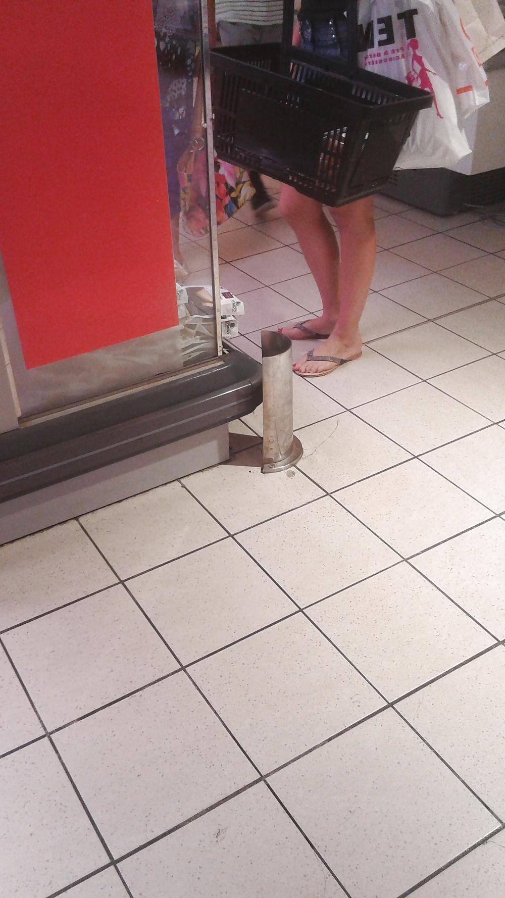 8P FEET SEEN IN THE STREET, PUBLIC PLACES... 2014