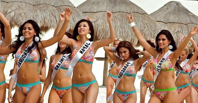 25P Girls in various underwear, swimsuits etc 17