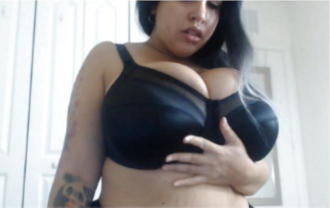 25P Zoe nova huge tits tease cleavage