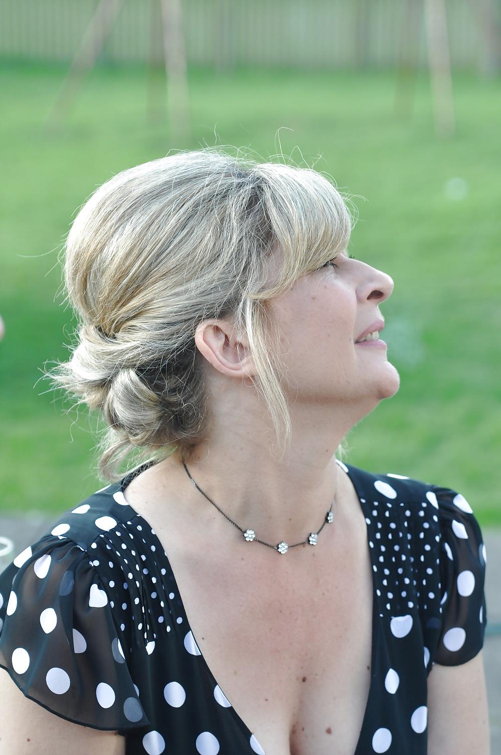 6P British Milfs Cleavage 
