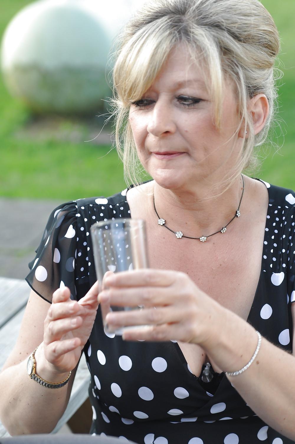 6P British Milfs Cleavage 