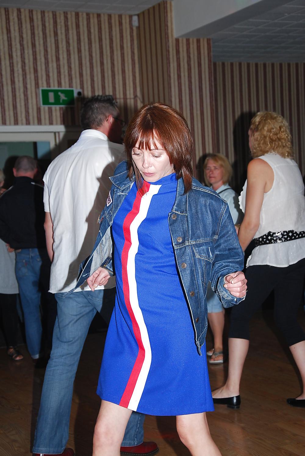 7P British Milfs in the Pub