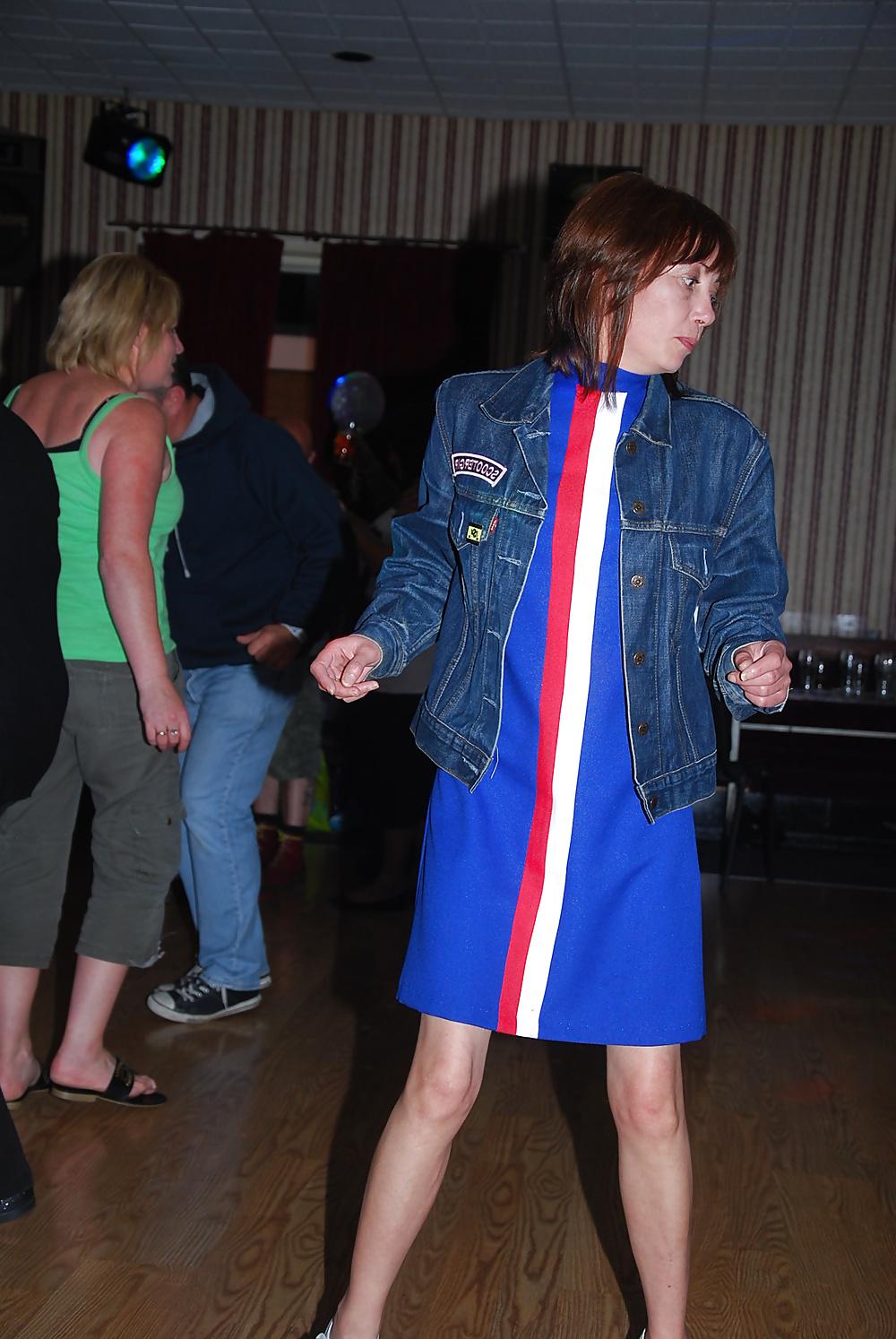 7P British Milfs in the Pub