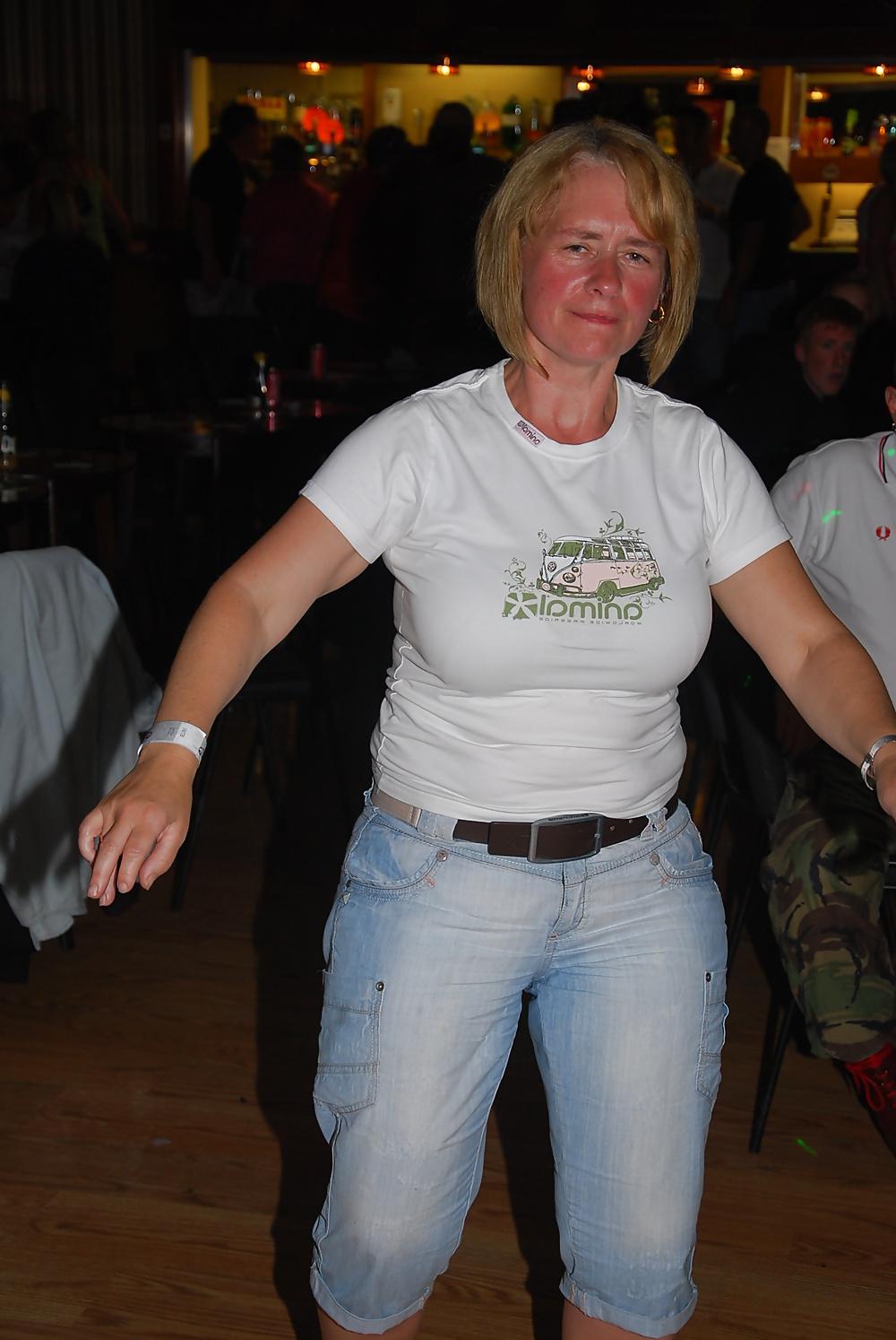 7P British Milfs in the Pub
