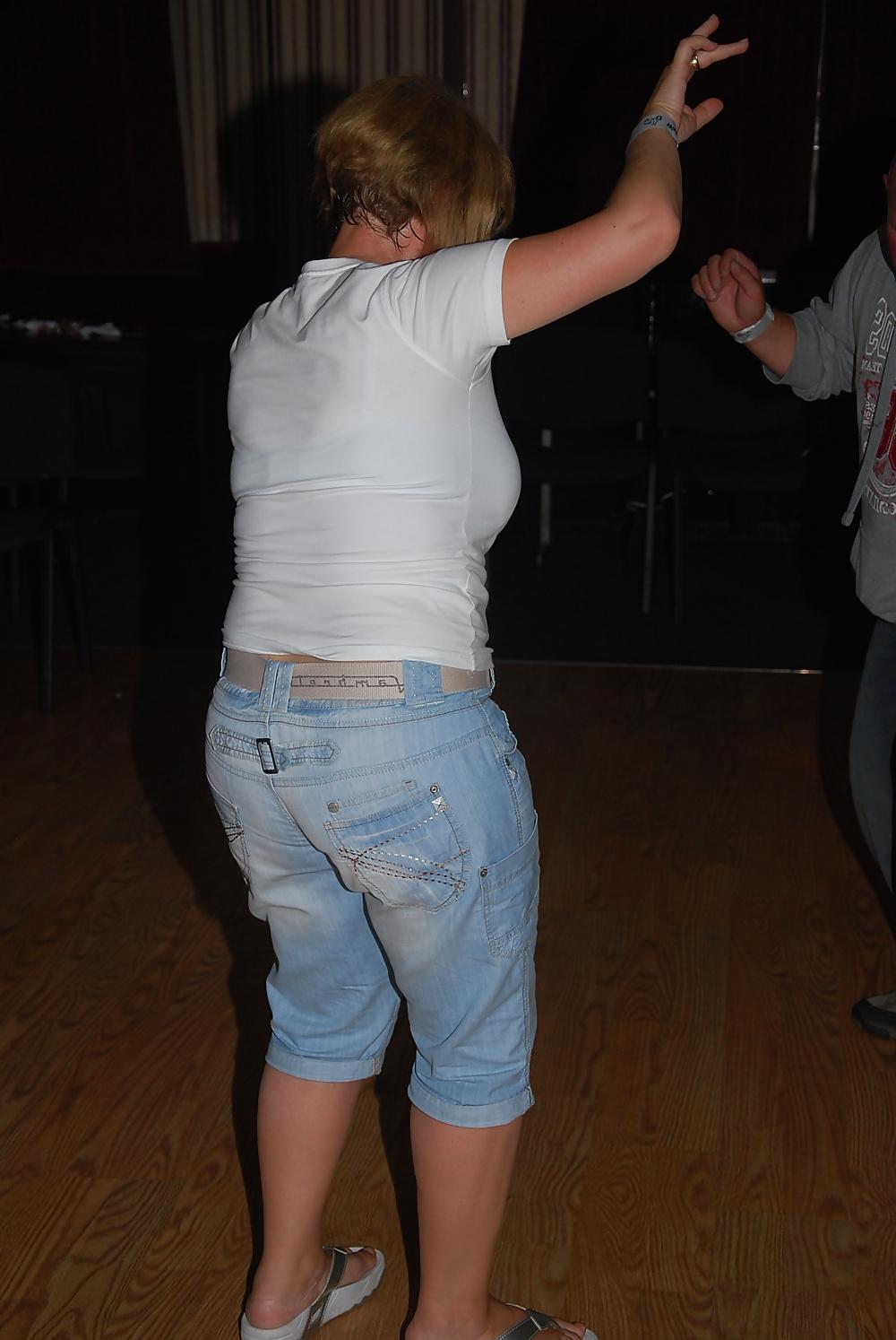 7P British Milfs in the Pub