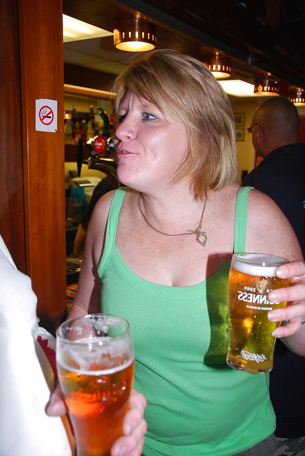 7P British Milfs in the Pub