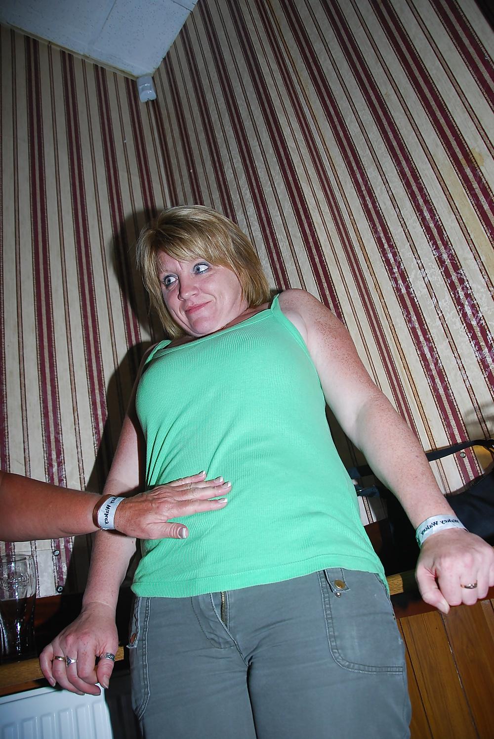 7P British Milfs in the Pub