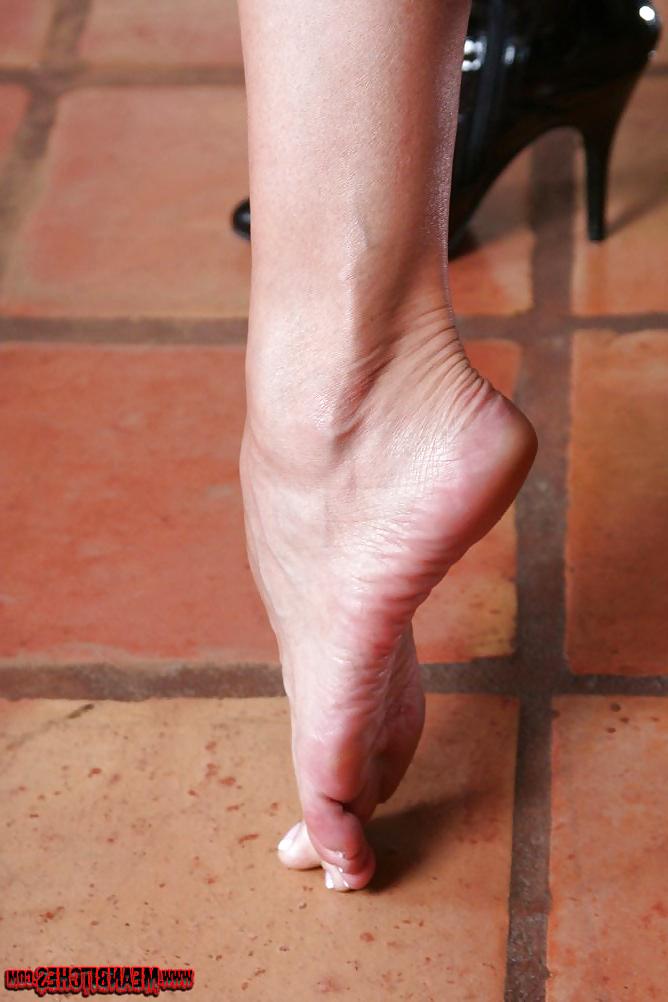 25P Ava Divine feet