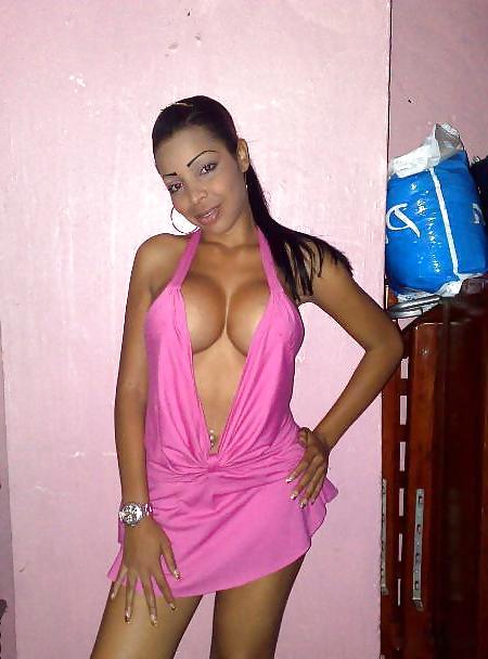 25P Les salopes (downblouse cleavage)