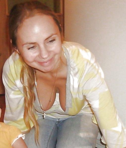 25P Les salopes (downblouse cleavage)