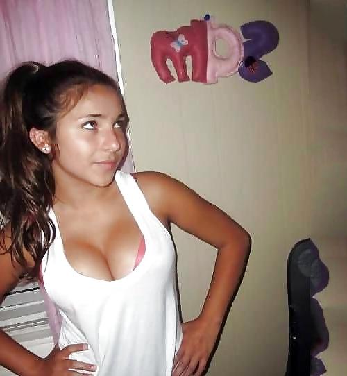 25P Les salopes (downblouse cleavage)