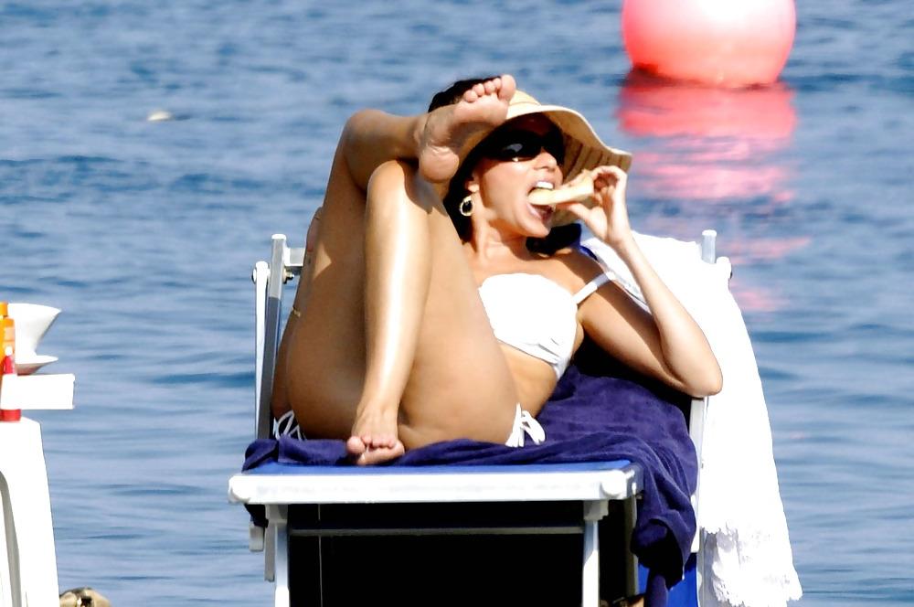 14P Sofia Vergara showing huge ass & cleavage in a white bikini