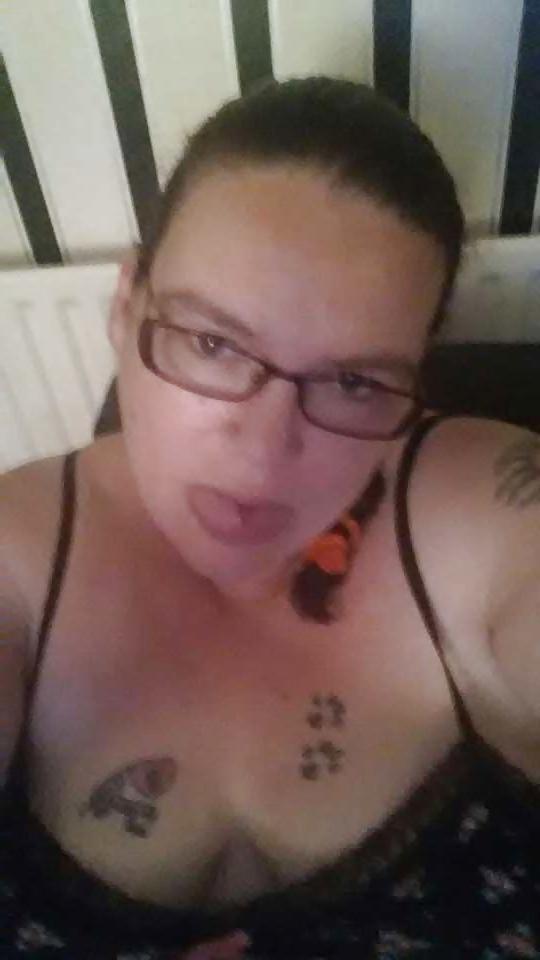 9P 39 year old milf from blakenall showing cleavage British 