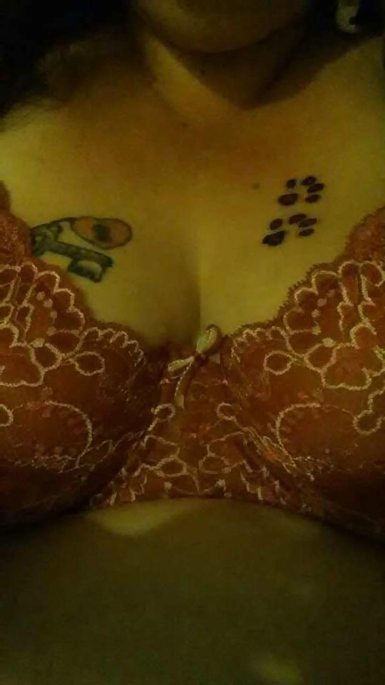 9P 39 year old milf from blakenall showing cleavage British 