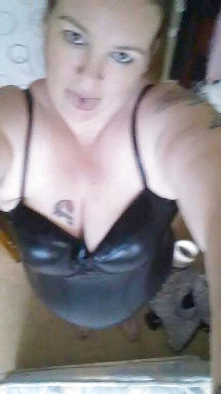 9P 39 year old milf from blakenall showing cleavage British 