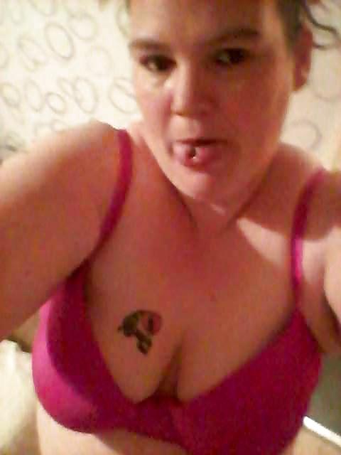 9P 39 year old milf from blakenall showing cleavage British 