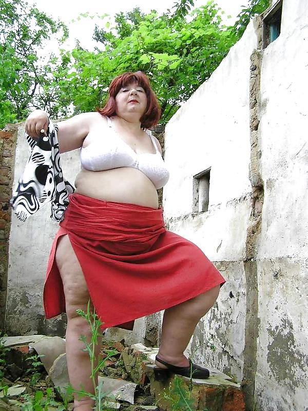 25P Outdoor BBW granny