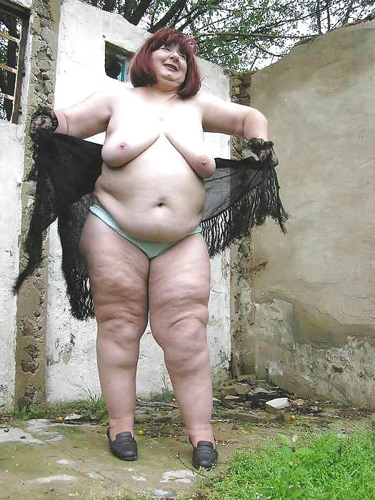 25P Outdoor BBW granny