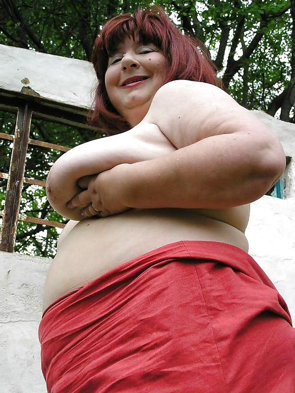 25P Outdoor BBW granny