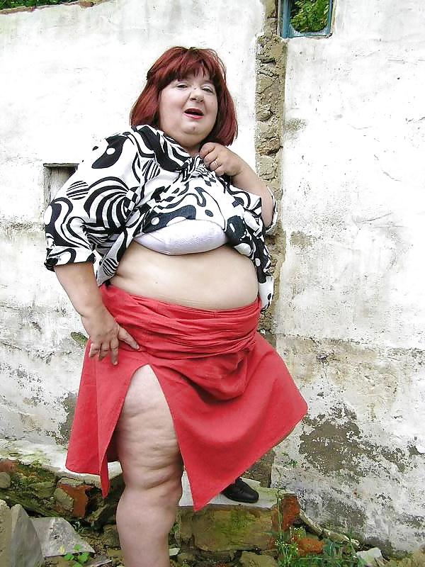 25P Outdoor BBW granny